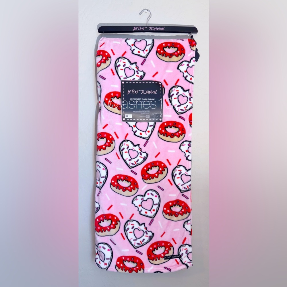 BETSEY JOHNSON Blanket Ultra Soft Plush Throw - Pink Donut Print